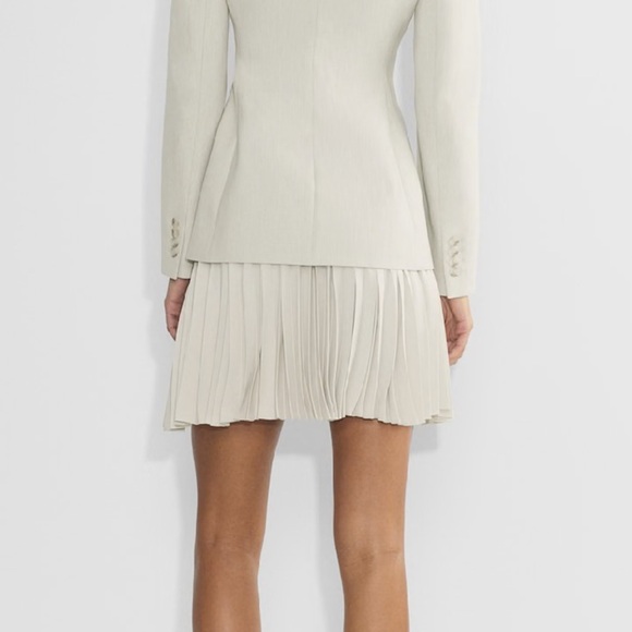 Aritzia Babaton Document Pleated Skirt
Mate satin pleated mini skirt - Picture 3 of 6